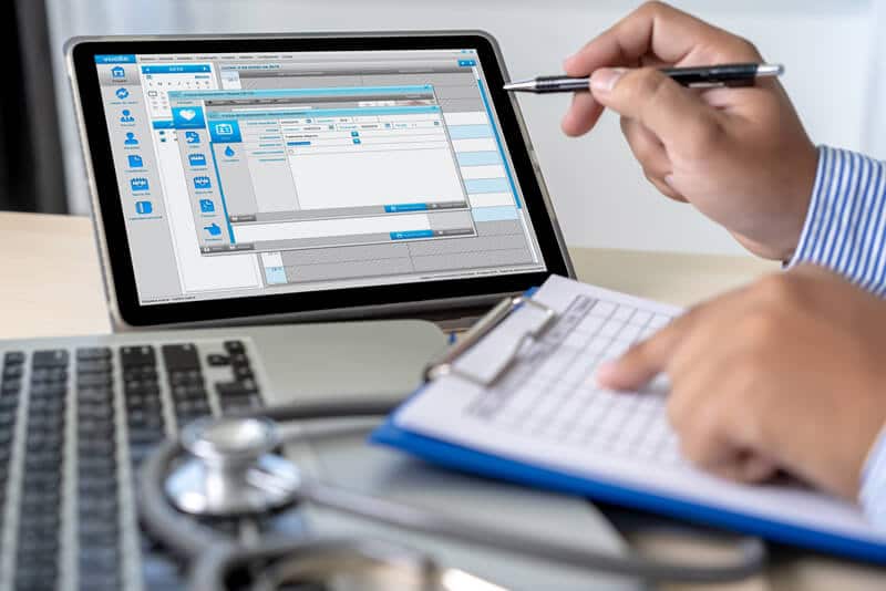 Profesional de la salud visualizando el panel de control del software de gestión de clínicas Vuclic en un Tablet